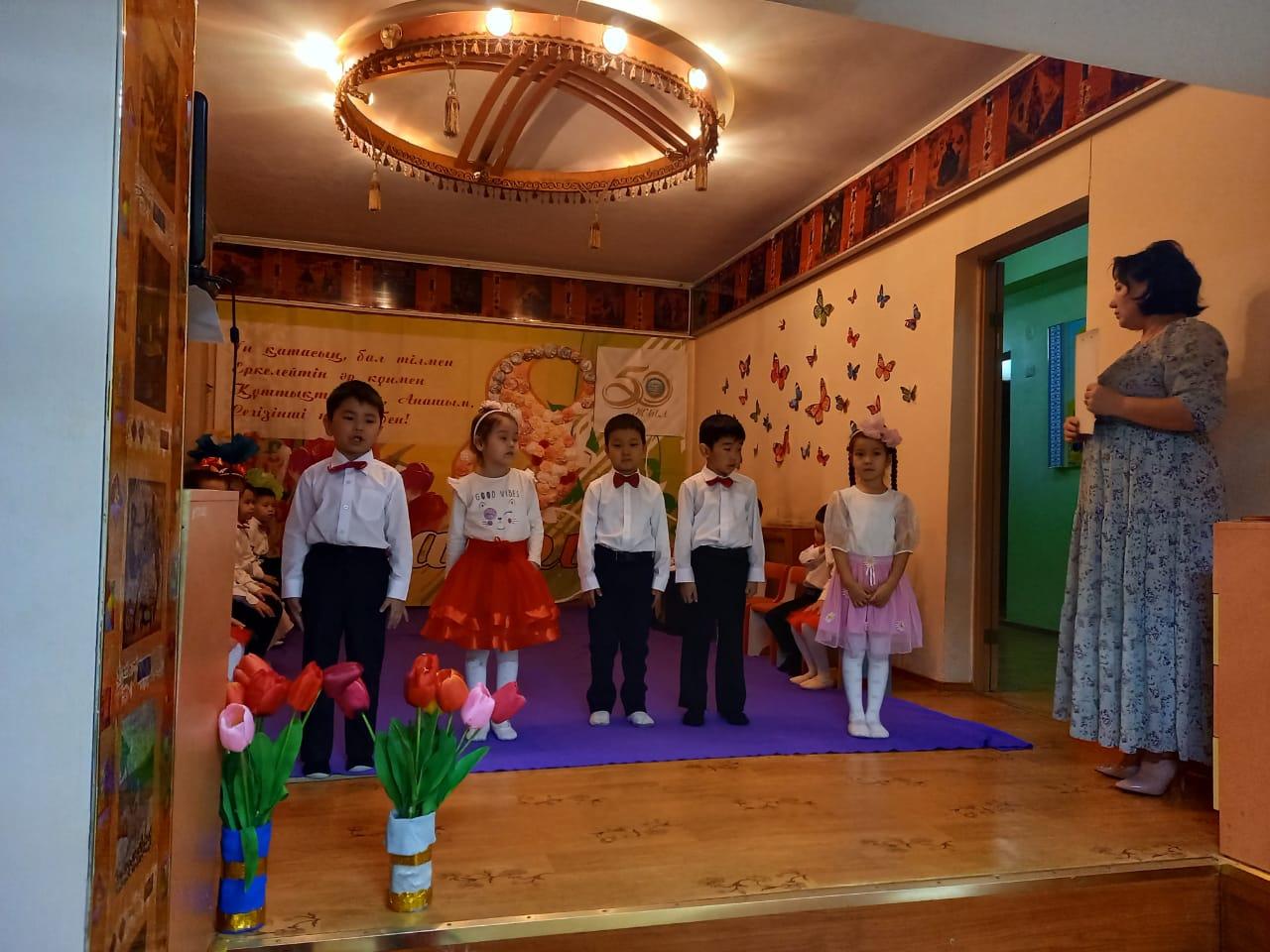 Аналарды қуантып, шаттық жырын сыйлайық